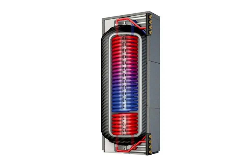 Roth Kombispeicher mit einem zylindrischen, geschlossenen Design, farbigen Rohrleitungen und einer inneren Spirale zur Wärmeübertragung.